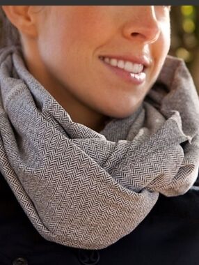 LULULEMON VINYASA SCARF GHOST HERRINGBONE BLAck SNAP Gray SCARF